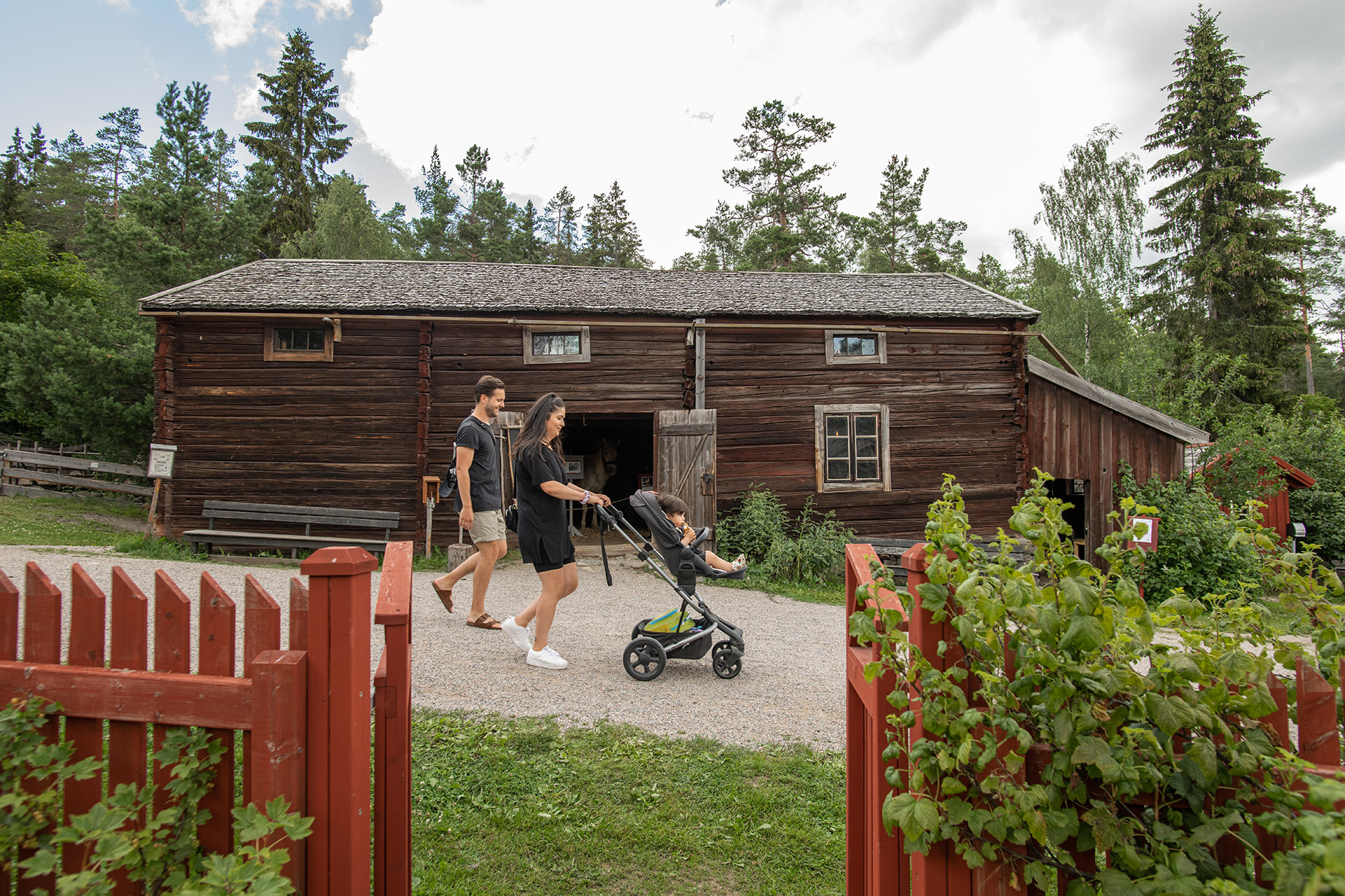 Familj med barnvagn går framför Stallet. Foto: Evelina Ytterbom.