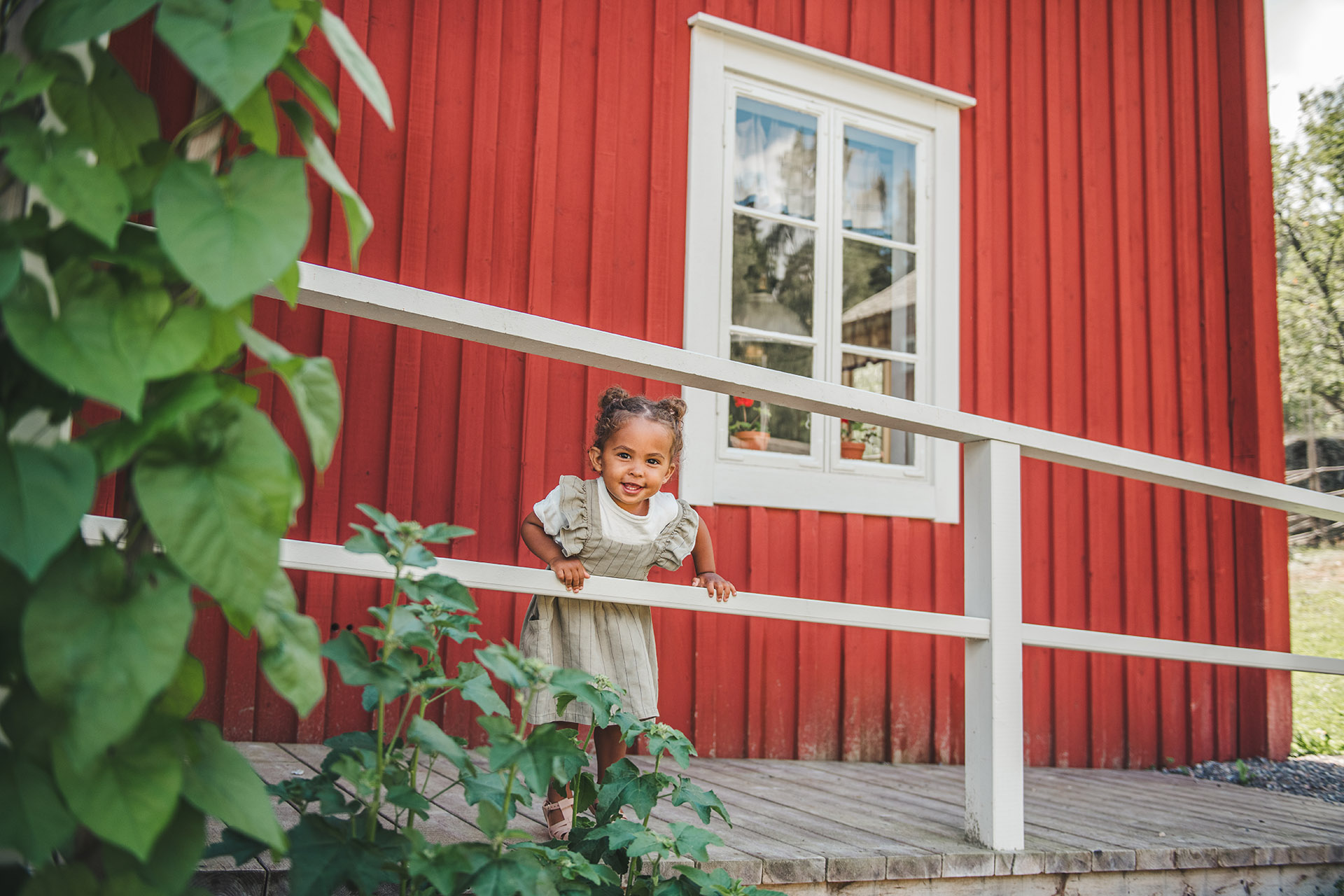 Barn på bro till äldre byggnad. Foto: Sundsvalls kommun.