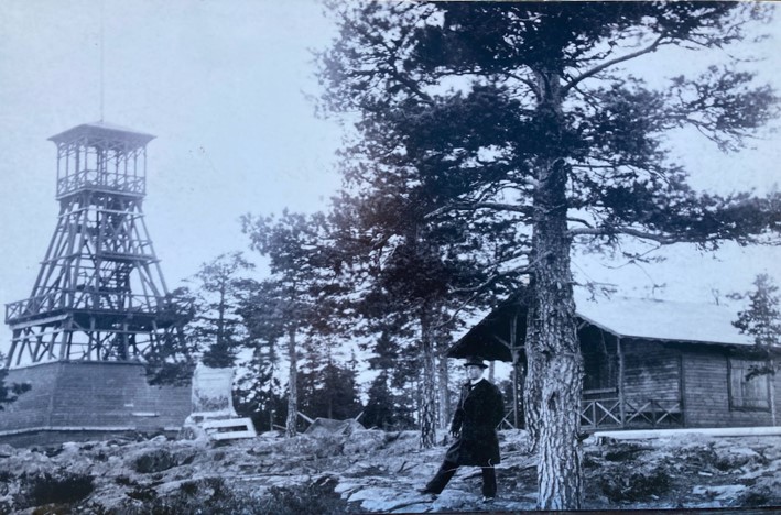 Utsiktstornet och kiosk för förfriskningar på Norra Berget 1897. Foto: Sundsvalls museum.
