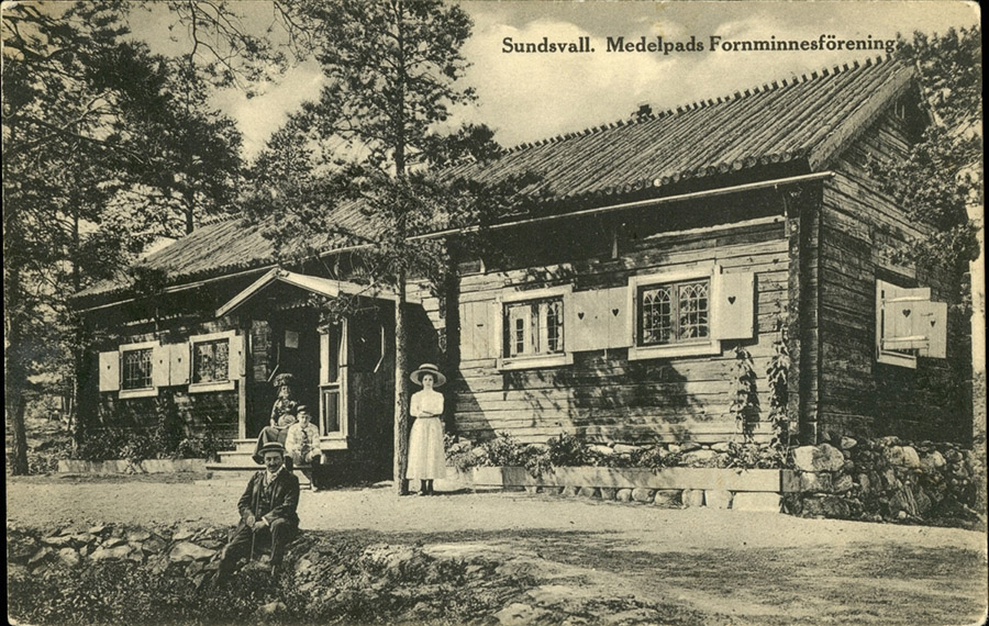 Vykort från början av 1900-talet med besökare framför Bredsjöstugan på Norra Berget. Foto: Sundsvalls museums fotoarkiv.
