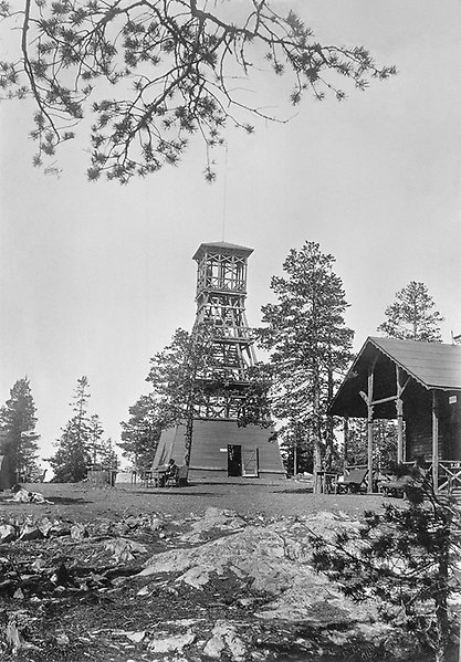 Det gamla utsiktstornet i trä och serveringskiosken på Norra Berget. Foto: Sundsvalls museums fotoarkiv.